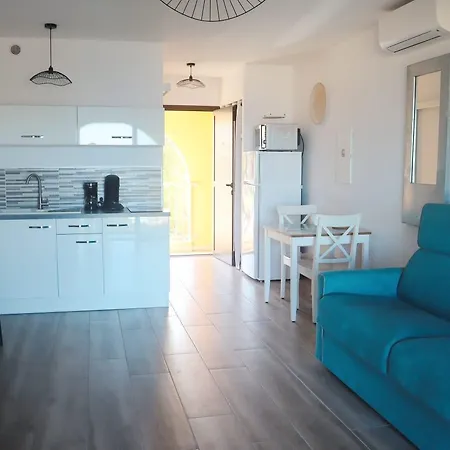 Standing Classé Meublé De Tourisme Avec Terrasse Vue  Les Pieds Dans L'eau  à * Algajola (Corsica)